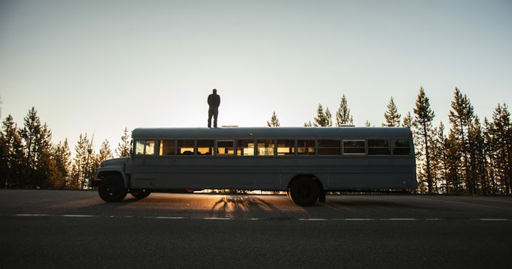 perierga.gr - Φοιτητής "μεταμόρφωσε" σχολικό λεωφορείο σε σπίτι!