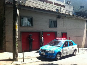 Policiais em frente à república de estudantes no Jardim Botânico, na Zona Sul do Rio, onde um jovem morreu durante uma festa na madrugada desta quinta (25) (Foto: Cristiane Cardoso/G1) Policiais em frente à república de estudantes no Jardim Botânico, na Zona Sul do Rio, onde um jovem morreu durante uma festa na madrugada desta quinta (25) (Foto: Cristiane Cardoso/G1)
