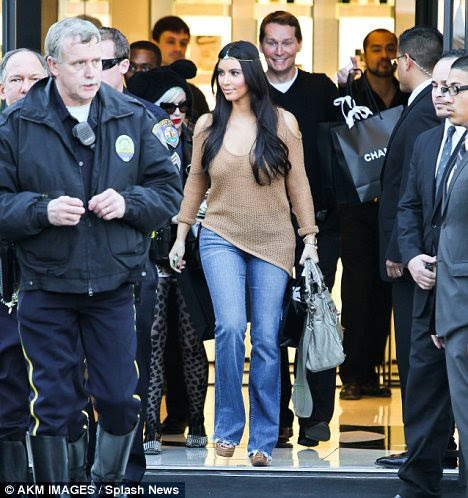http://i.dailymail.co.uk/i/pix/2012/01/21/article-2089769-11636B61000005DC-691_468x498.jpg