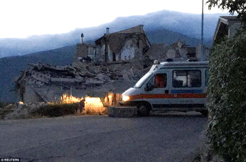 "Há pessoas sob os escombros ... Houve um deslizamento de terra e uma ponte poderia entrar em colapso", disse o prefeito de Amatrice (foto)