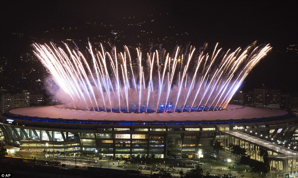 Fogos de artifício explodiu do estádio como a cerimônia de abertura para os Jogos Olímpicos Rio 2016 começou