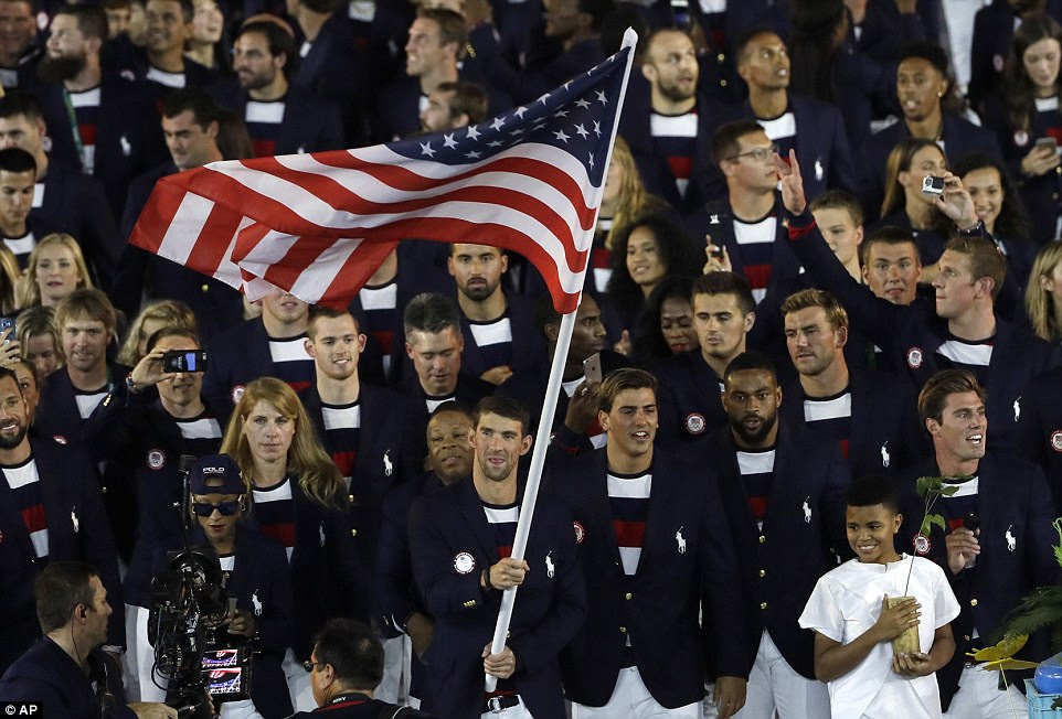Phelps, de 22 vezes medalhista olímpico ganhar nadador, acenou a bandeira durante o acolhimento dos atletas
