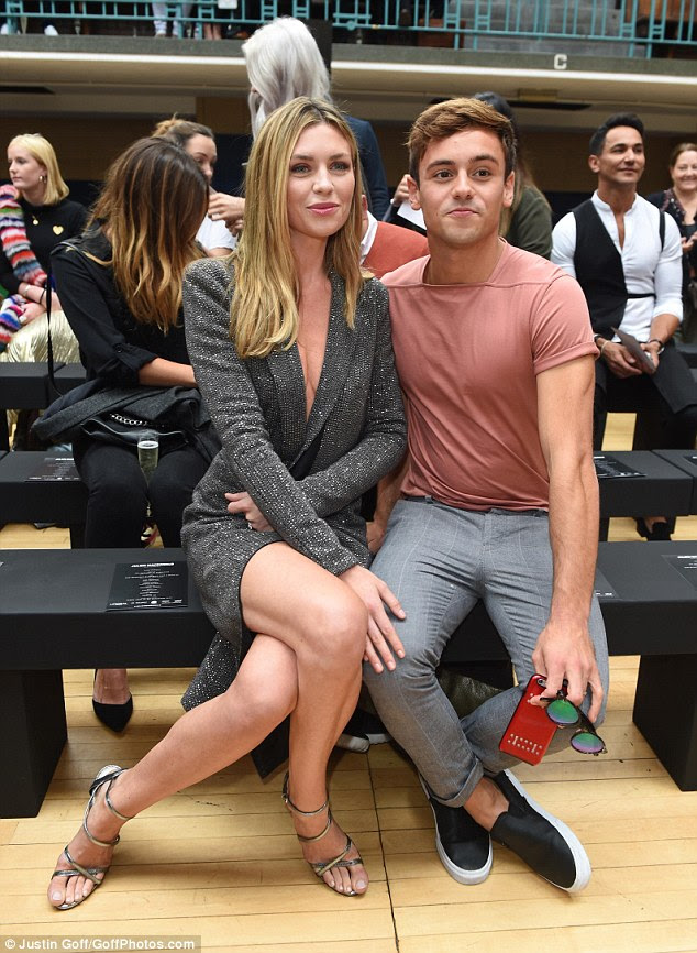 Clancy foi fotografado sentado ao lado de mergulhador olímpico Tom Daley, que estava usando uma camiseta rosa