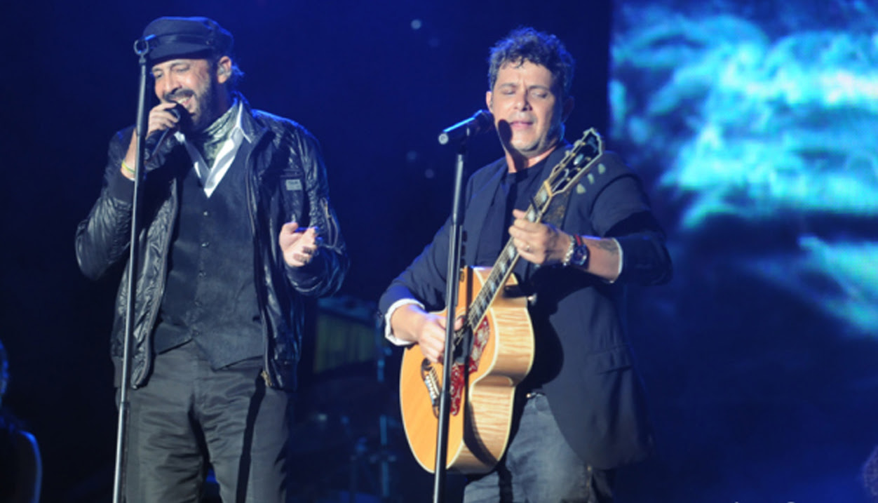 El dominicano Juan Luis Guerra junto al compositor hispano Alejandro Sanz.