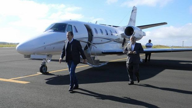 Eduardo Campos à frente do jato Cessna. Foto: René Moreira/Estadão