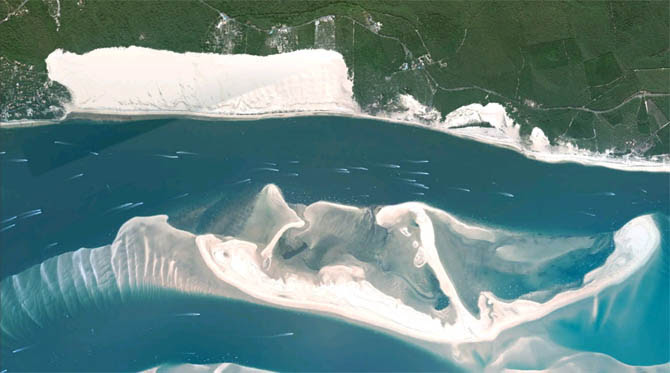 A Grande Duna de Pilat é uma enorme formação de areia natural costeira acumulada no litoral da França. É um fenômeno geologicamente muito recente, formado pelo colapso no século XVIII de um grande banco de areia oceânica situado em frente a sua costa. Considerados um ecossistema de valor excepcional, a duna e o entorno foram protegidos pelo Estado francês mediante diferentes medidas de preservação.
