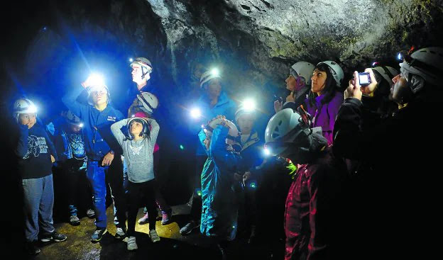 Bajo tierra. Niños y adultos disfrutando de la visita guiada al entorno minero de Irugurutzeta organizada por el Museo Oiasso.