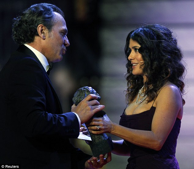 Parabéns! Salma apresenta José Coronado com o prêmio de Melhor Ator pelo filme "Sem paz habra parágrafo los malvados ', que significa" resto Não para o mau "