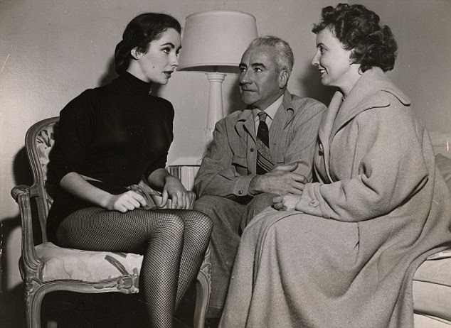 Elizabeth Taylor, à esquerda, com seu pai negociante de arte Francis Taylor e Sara mãe