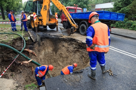 Gdansk, Polonia - 22 de junio trabajadores que reparan la carretera dañada - Las consecuencias de la ruptura de la línea 22 de junio 2012 en Gdansk, Polonia Foto de archivo Gdansk, Polonia - 22 de junio trabajadores que reparan la carretera dañada - Las consecuencias de la ruptura de la línea 22 de junio 2012 en Gdansk, Polonia Foto de archivo - 14223892