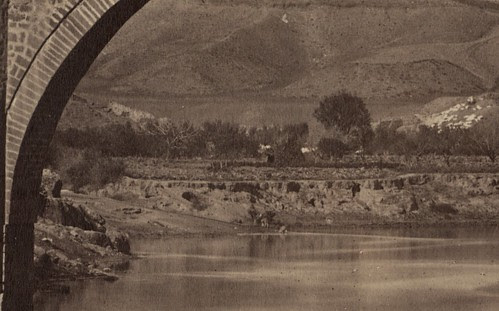 Alcaén visto a través del Puente de Alcántara. Fotografía de Jean Laurent. Frances Loeb Library, Graduate School of Design, Harvard University. H. H. Richardson Collection