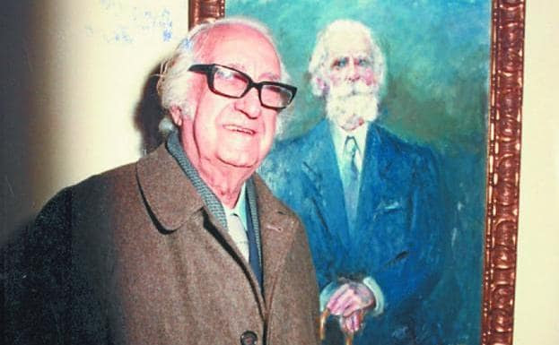 El pintor irunés Bernardino Bienabe Artia en 1983, con el cuadro de León Iruretagoyena que donó al Ayuntamiento. Una de las obras de Bienabe Artia que Perujo ha legado a la ciudad./ FOTOTECA ARCHIVO MUNICIPAL