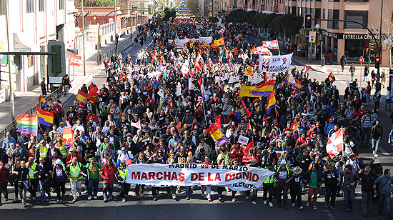 Espectacular imagen de la marcha tomada desde el puente de Pacífico, en la Avenida de la Ciudad de Barcelona. (© Foto: PABLO VELASCO / Vallecasweb.com)