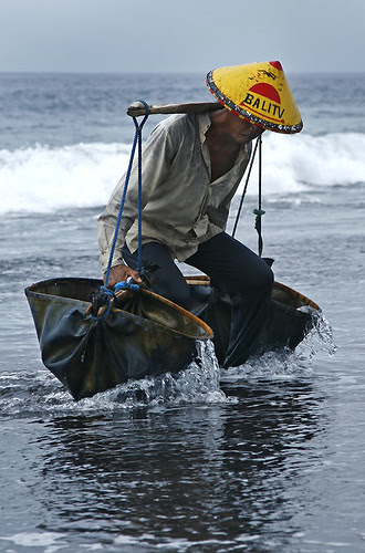 _MG_0788-w Farmer collecting the sea water