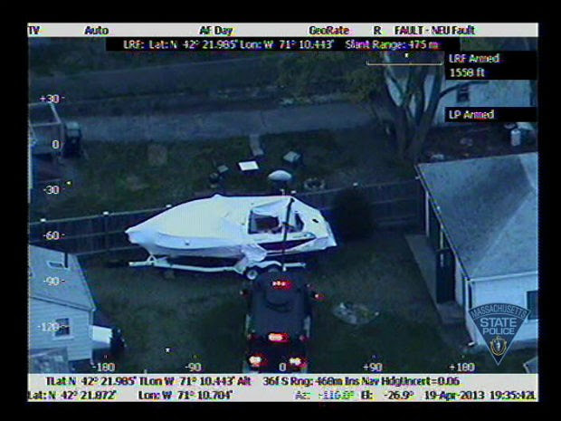 Imagem divulgada pela polícia mostra o suspeito escondido dentro de barco (Foto: Massachusetts State Police/AP) Imagem divulgada pela polícia mostra o suspeito escondido dentro de barco (Foto: Massachusetts State Police/AP)