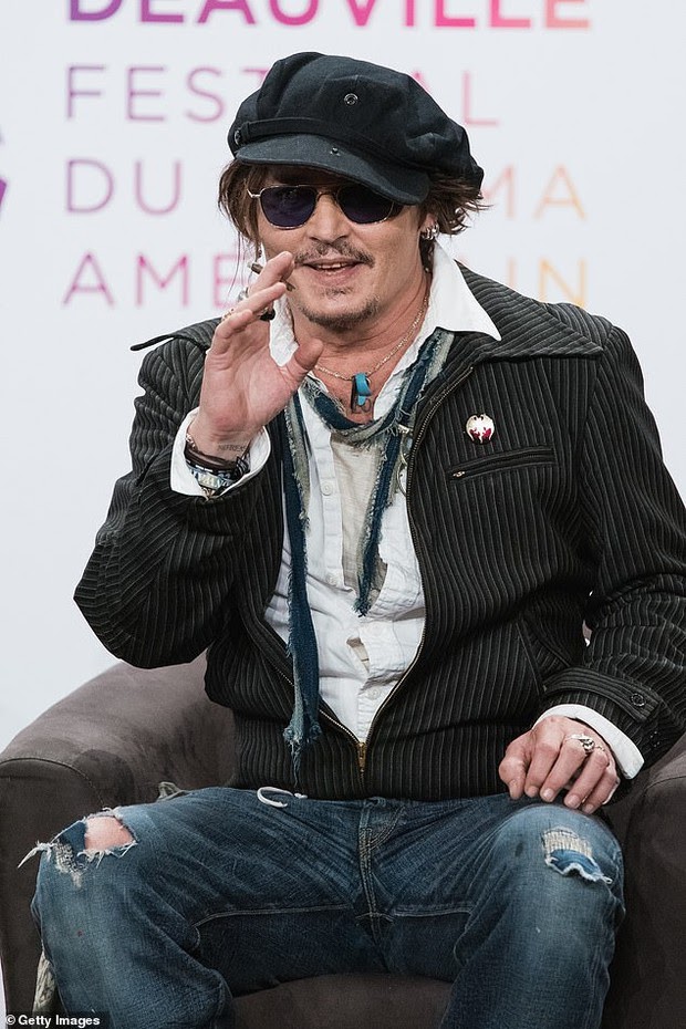 Johnny Depp “dừ chát”, xuống sắc không phanh ở LHP, kéo xuống hình đẹp trai “nghẹt thở ...