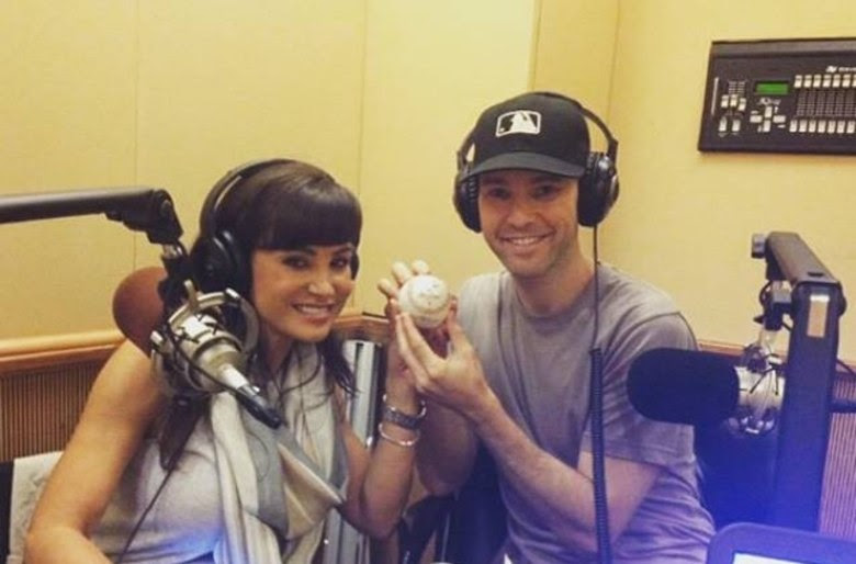 Lisa Ann participando no programa de esportes Mas também tem se dedicado bem mais a uma participação semanal no programa de esportes que vai ao ar na rádio Sirius XMConheça o R7 Play e assista a todos os programas da Record na íntegra!