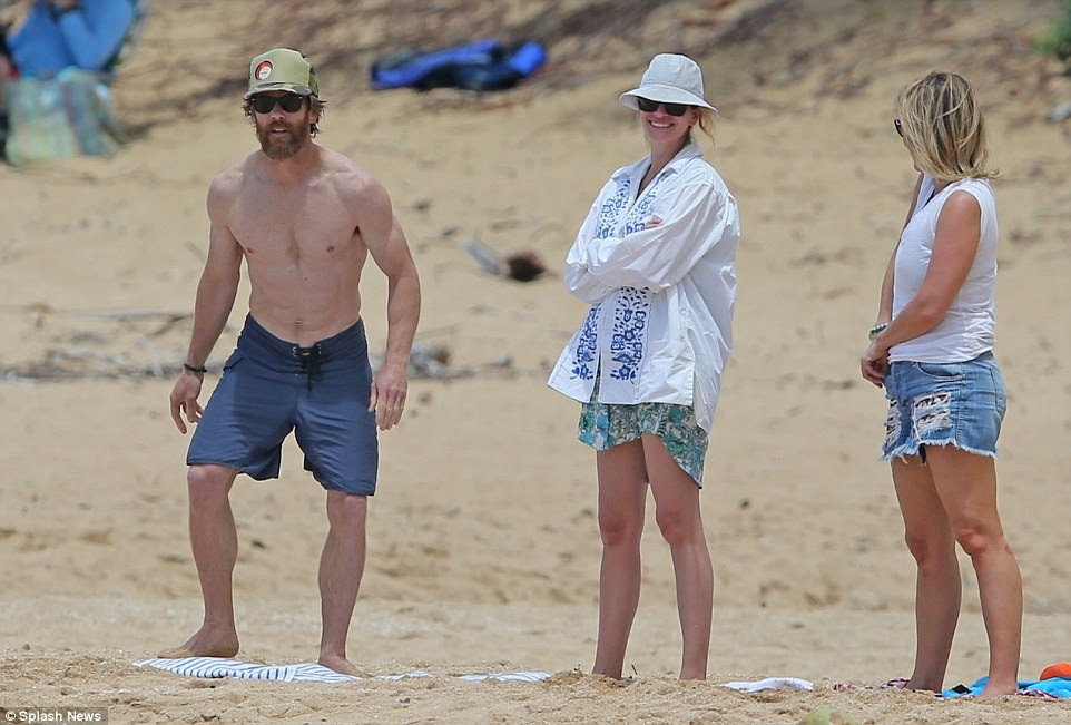 Ele com certeza está apto: Danny exibiu um corpo muito enfraquecida como ela parecia pronto para uma corrida enquanto ele estava ao lado de Julia e um amigo