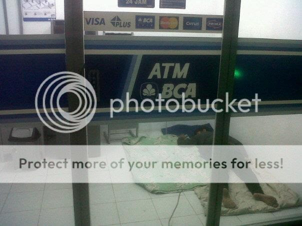 Nginep di ATM, Demi Menikamati Dinginnya AC Nginep di ATM, Demi Menikamati Dinginnya AC