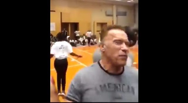 Vídeo: Arnold Schwarzenegger leva voadora nas costas durante evento