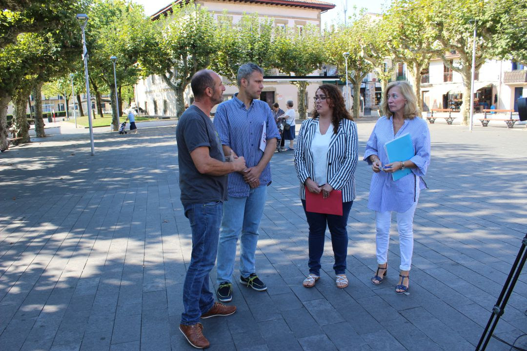 Los delegados Sergio Corchón y Mónica Martínez, en el centro, en la presentación del Día de la Paz que este año se celebrará en la plaza Urdanibia.