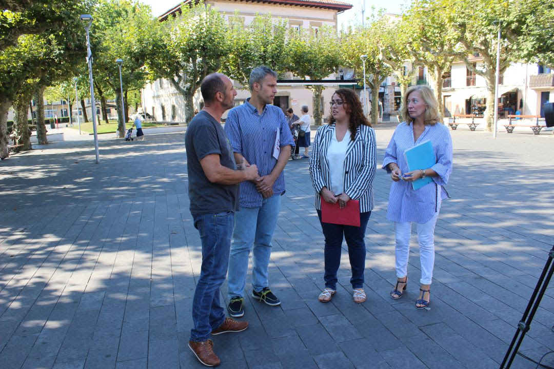 Los delegados Sergio Corchón y Mónica Martínez, en el centro, en la presentación del Día de la Paz que este año se celebrará en la plaza Urdanibia. 