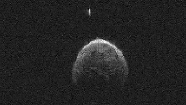 El asteroide que se acercó a la Tierra tiene una pequeña luna El asteroide que se acercó a la Tierra tiene una pequeña luna
