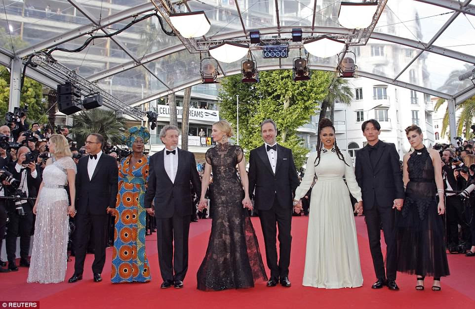 Todos juntos: Kristen se juntou ao júri de Cannes (LR) Lea Seydoux, Andrey Zvyagintsev, Khadja Nin, Robert Guediguian, Presidente do Júri Cate Blanchett, Denis Villeneuve, Ava DuVernay e Chang Chen no tapete vermelho