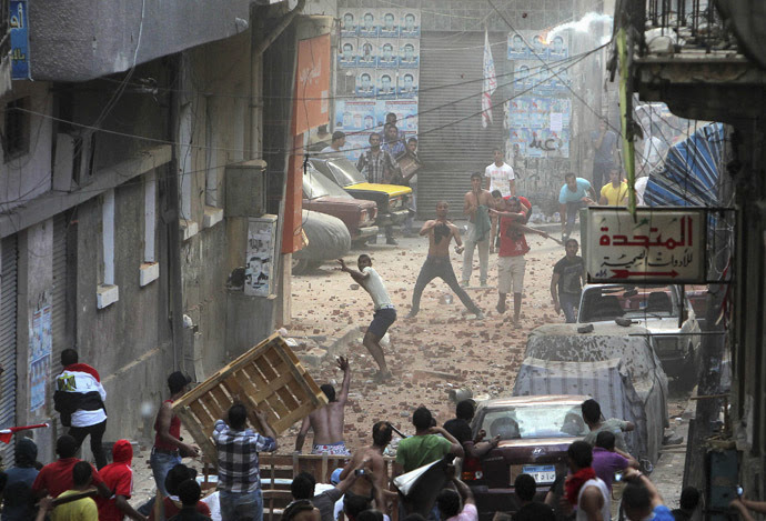 Anti-Morsi protesters (bottom) and residents of an area in Sidi Gaber, clash in a side street off a main street where a massive anti-Morsi protest is taking place, in Alexandria, June 30, 2013. (Reuters)