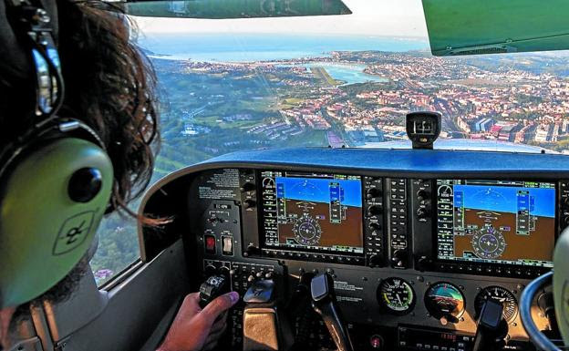 Vista desde la cabina de los pilotos, en un vuelo que se aproxima al aeropuerto de Hondarribia./ANDER VIDAL CANDAMIL