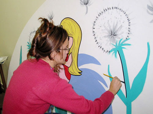 ila pintando painel no sesc londrina em 2005