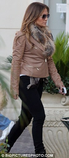 http://i.dailymail.co.uk/i/pix/2011/12/19/article-2076046-0F38D0EB00000578-39_224x513.jpg