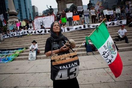 Activistas exigen justicia por los normalistas de Ayotzinapa. Foto: Octavio Gómez