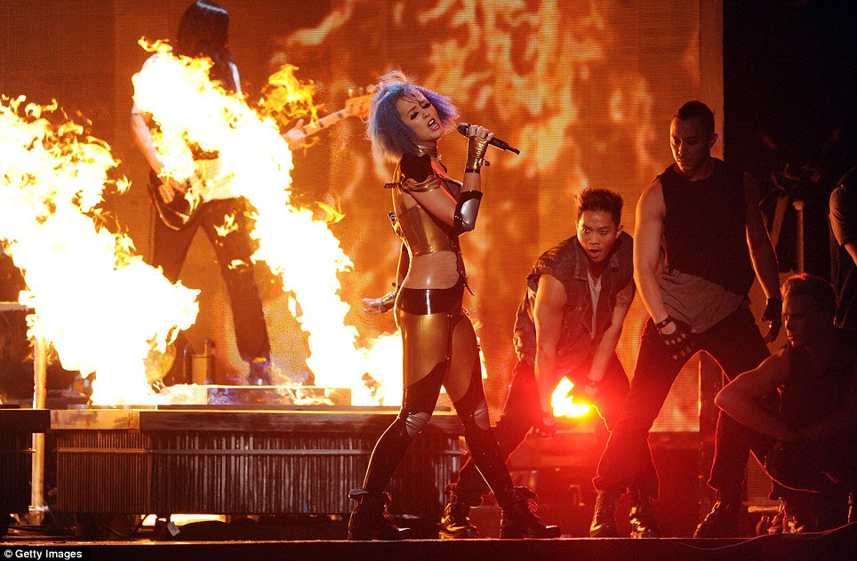 Firework: Katy Perry subiu ao palco com uma roupa do formulário-encaixe, realizando contra um fundo de pirotecnia dramática