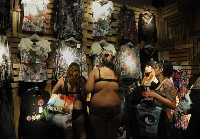 Arrive Half-Naked, Leave Fully Dressed Sale (44 pics) Arrive Half-Naked, Leave Fully Dressed Sale (44 pics)