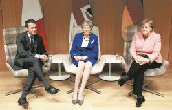 法国总统马克龙（左起）、英国首相特丽莎梅和德国总理默克尔，为了美国针对欧盟钢铝征收关税的豁免期限將至，在日前商议对策。这是他们在3月22日，出席比利时布鲁塞尔举行的欧盟春季峰会。