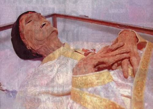 CADAVRU VENERAT DE OAMENI