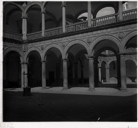 Patio del Hospital Tavera en los años 20. Fotografía de Ángel del Campo Cerdán
