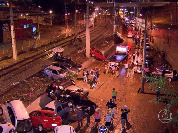 Carros empilhados (Foto: Reprodução / TV Globo)