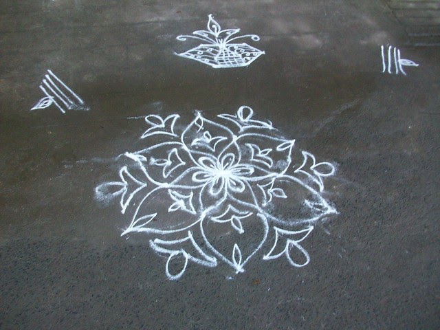 Iyer traditions: naduvasal kolam-2