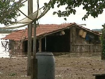 Cerca de 120 famílias estão desabrigadas em Querência do Norte (Foto: Reprodução/ RPC TV Noroeste)