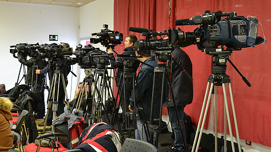 La repercusión mediática de la ayuda a Carmen ha sido tremenda. Más de una docena de cámaras de televisión acudieron a la llamada del Rayo Vallecano. (© Foto: L. HERRERA / Vallecasweb.com)