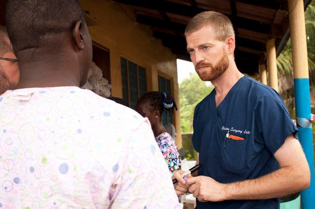 Ajuda: Um médico ajuda a contenção marechal de vírus mortal Ebola