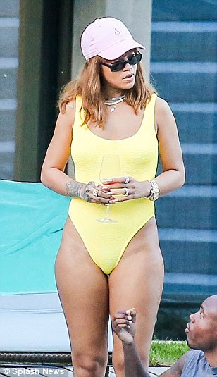 amarelo maduro: Rihanna teve uma merecida pausa enquanto ela refrigerados fora da piscina para ela em Zurique, na Suíça, na semana passada, antes de passar para a próxima etapa de seus shows