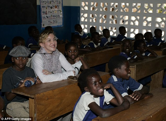 A cantora terá que esperar uma semana antes de ouvir a decisão sobre o seu pedido. Ela é retratada no Malawi em 2013