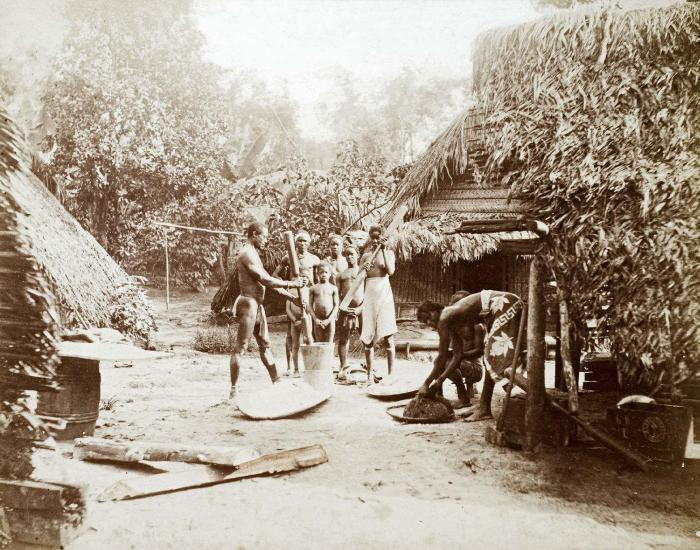 File:Tropenmuseum Royal Tropical Institute Objectnumber 60012335 Het stampen van rijst of cassave in e.jpg