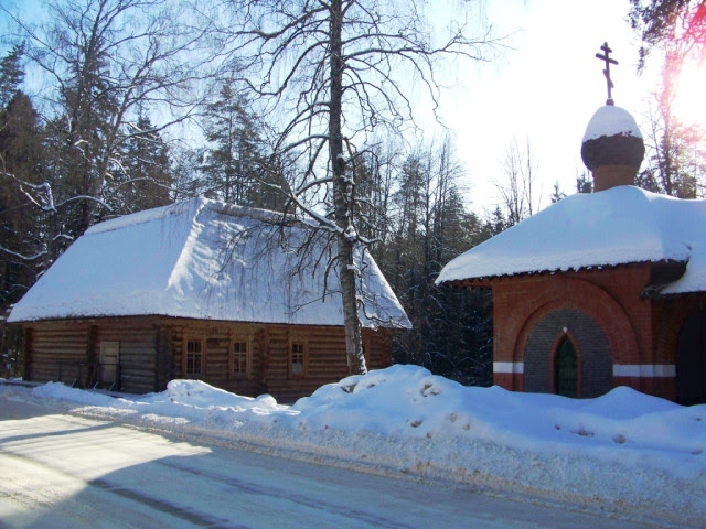 Дальняя пустынка. В 1990 г. на месте кельи о.Серафима была установлена деревянная часовня, а в 2000 г. - рядом появилась каменная часовня