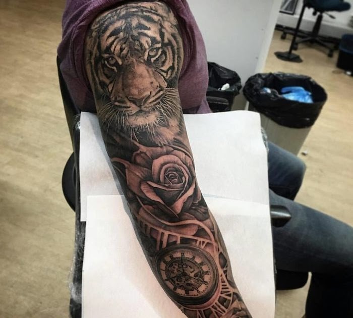 Löwen Tattoo Arm Frau