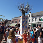 Avesnes-les-Aubert: un arbre de la paix créé par des scolaires installé place Jean-Jaurès