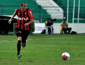 Derley, volante do Atlético-PR, contra o Guarani (Foto: Gustavo Oliveira/Site oficial do Atlético-PR)
